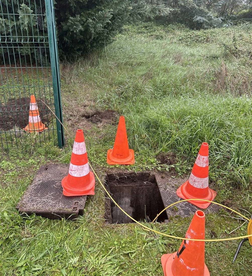Regard ouvert et passage de câble fibre en adduction extérieure