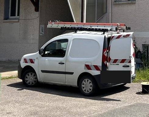 Le véhicule d'intervention Je Fibre, prêt pour une intervention fibre optique dans l'Ain