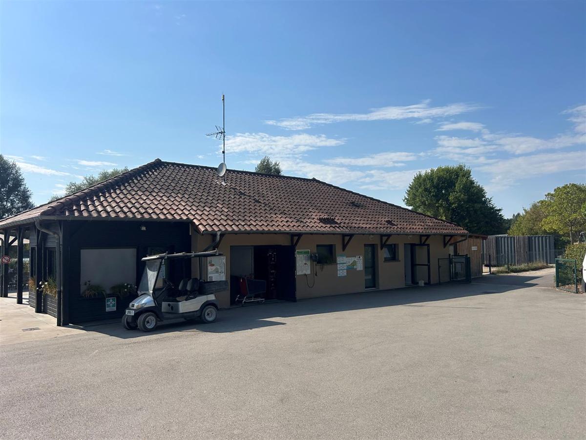 Accueil du camping Domaine de Louvarel, où la fibre a été réparée en urgence