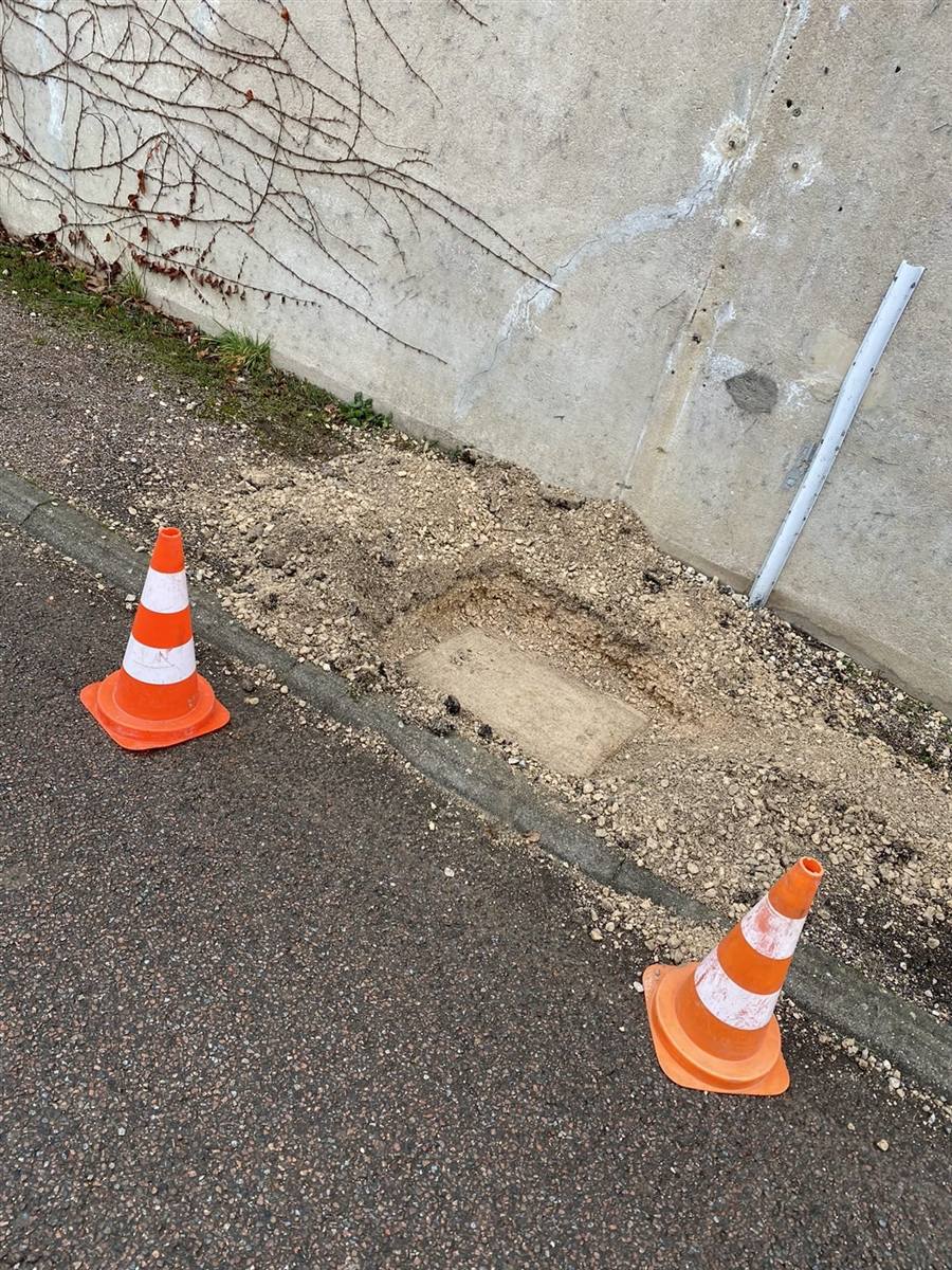 Trottoir refermé et remis en état après ouverture pour déboucher un fourreau télécom