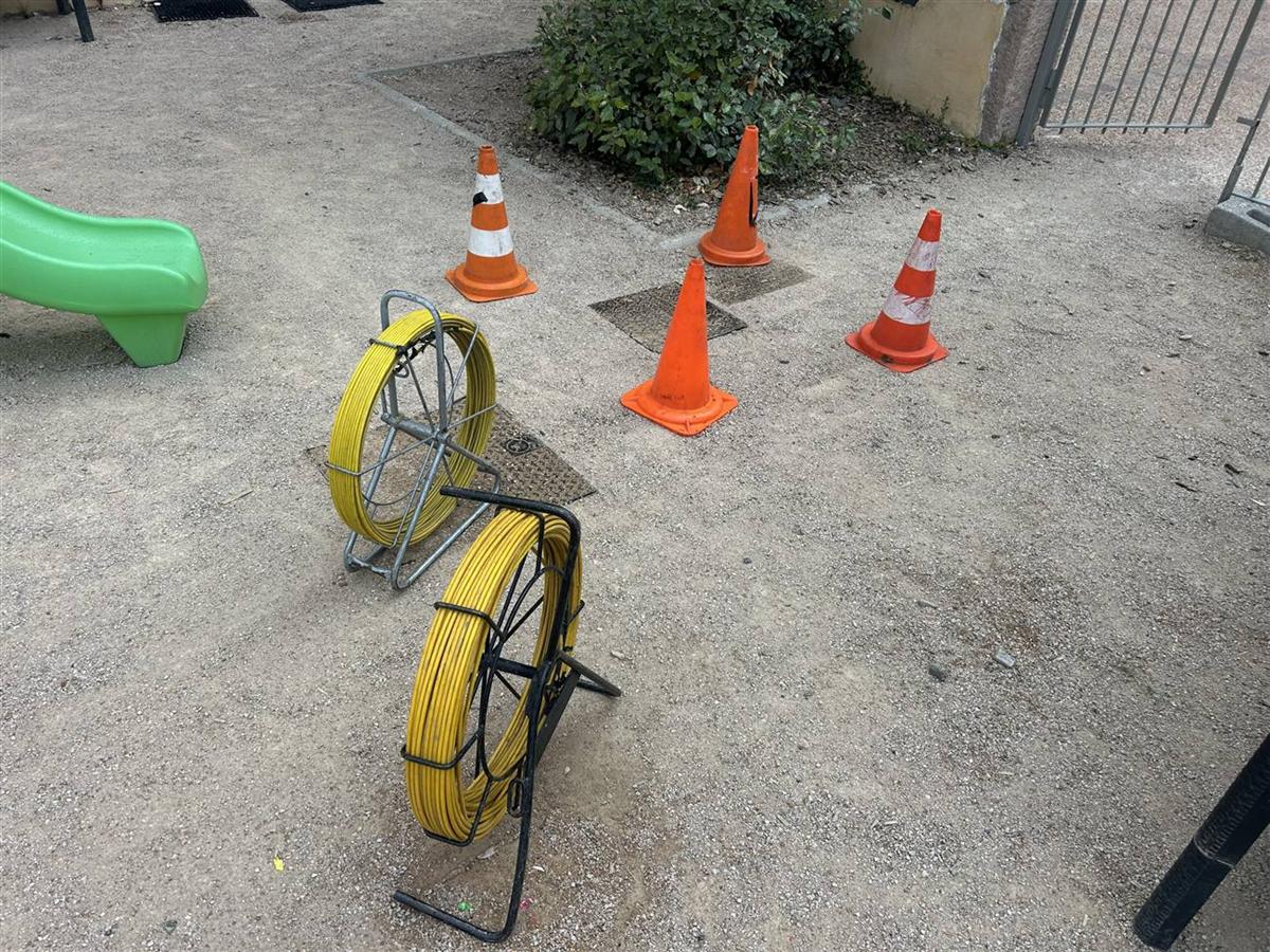 Regard télécom localisé à la sonde puis balisé par des cônes, aiguilles de tirage prêtes à l'emploi