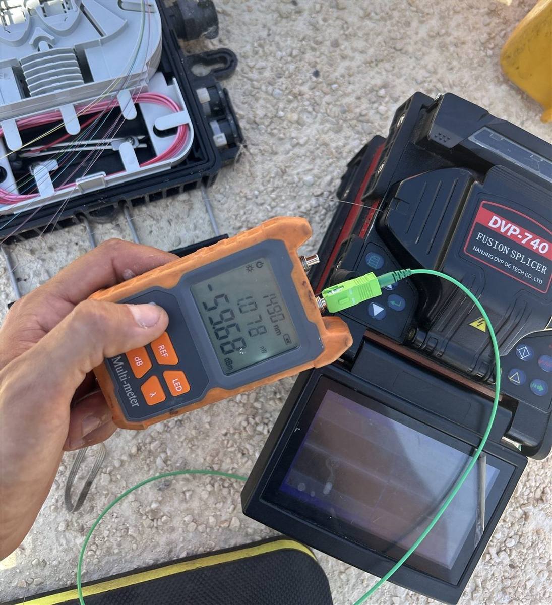 Réparation de fibre optique par soudure sur place, soudeuse et photomètre